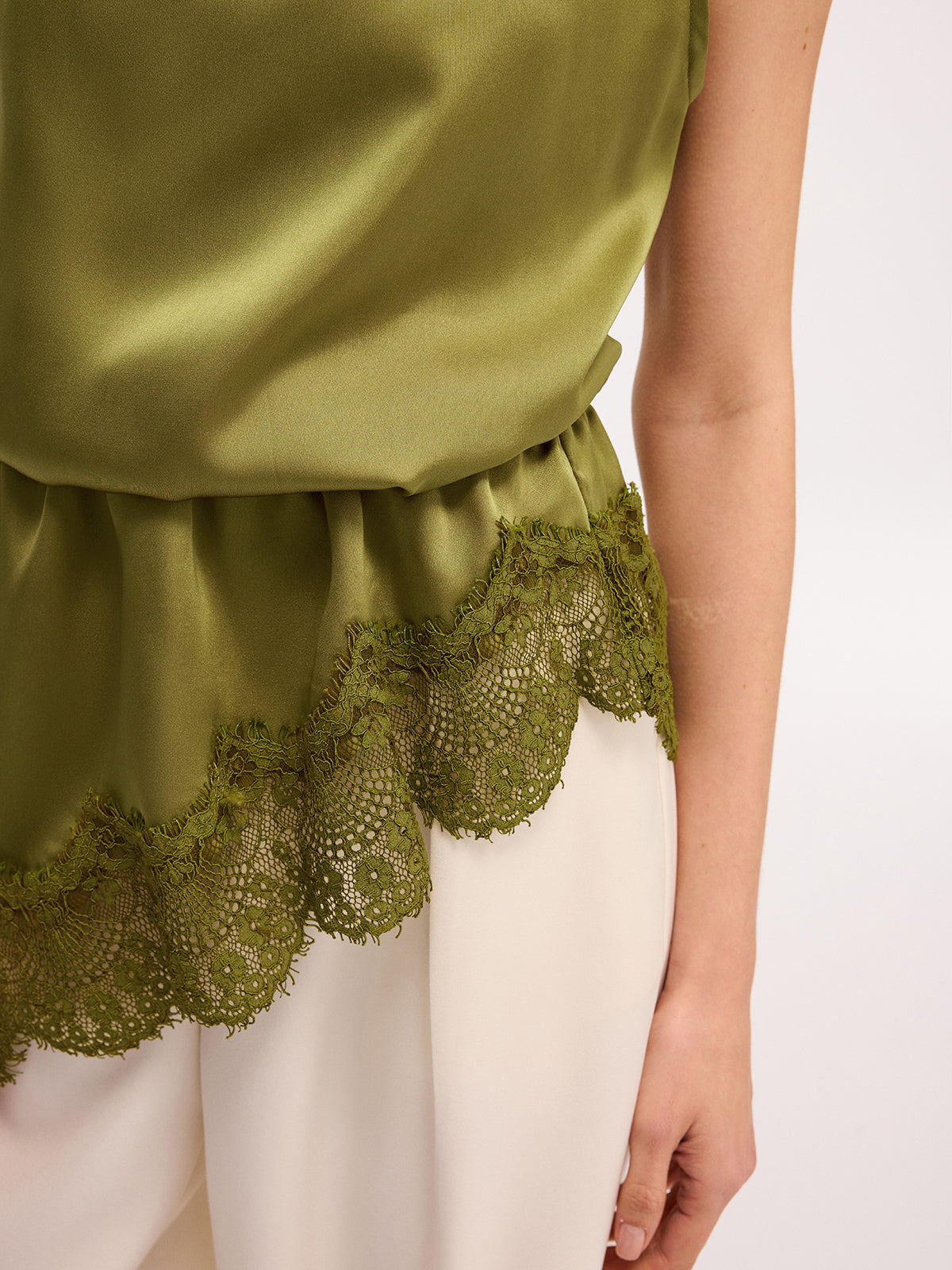 Ruœgy Sleeveless Satin Lace Top