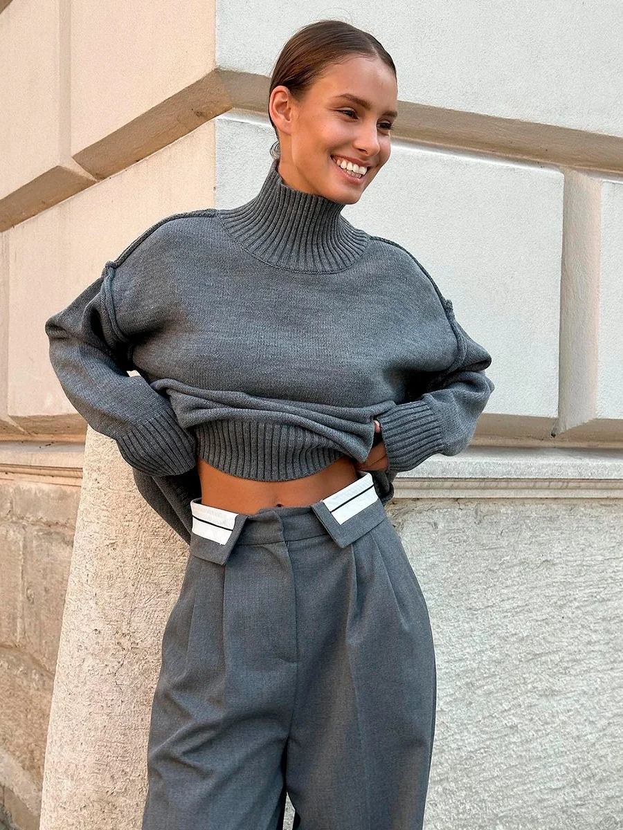 Pull Femme à Col Roulé en Maille Tricotée avec Finitions Décoratives