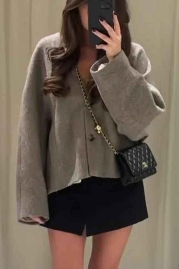 Veste Femme Courte et Cintrée à Col V avec Fermeture Boutonnée