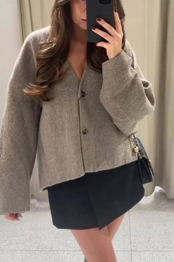 Veste Femme Courte et Cintrée à Col V avec Fermeture Boutonnée