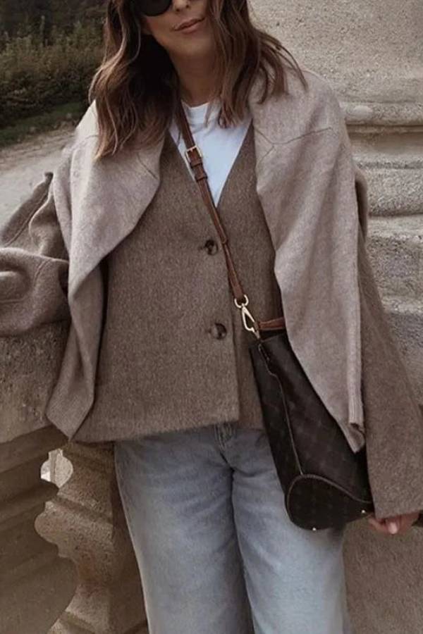 Veste Femme Courte et Cintrée à Col V avec Fermeture Boutonnée