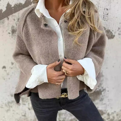 Cape Femme en Mélange de Laine à Fermeture Frontale et Coupe Fluide